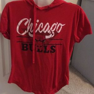 Chicago bulls women tee with hoodie on back.
